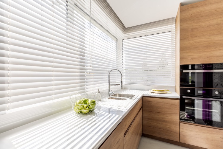 /corporate/images/Fauxwoodblindsinkitchen.jpg